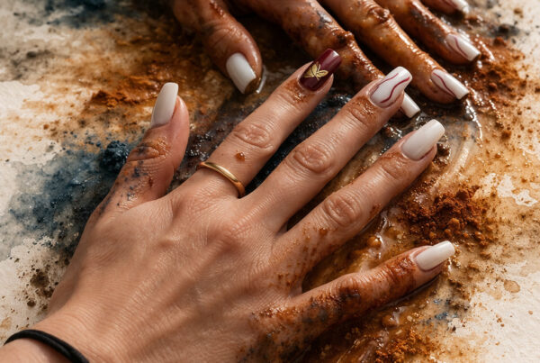mani immerse nel colore durante un percorso di arteterapia